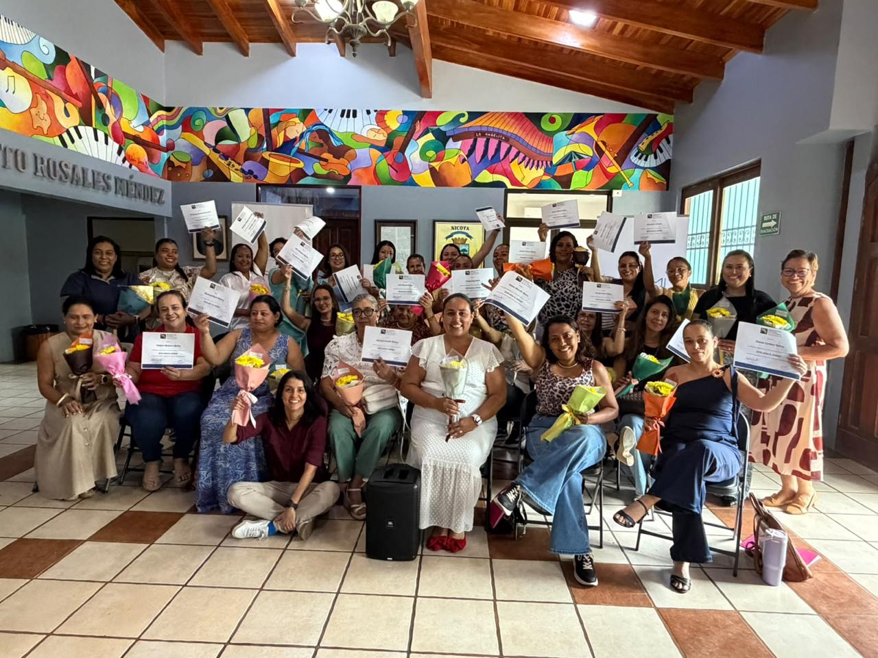 23 mujeres participantes del cierre de la capacitación 